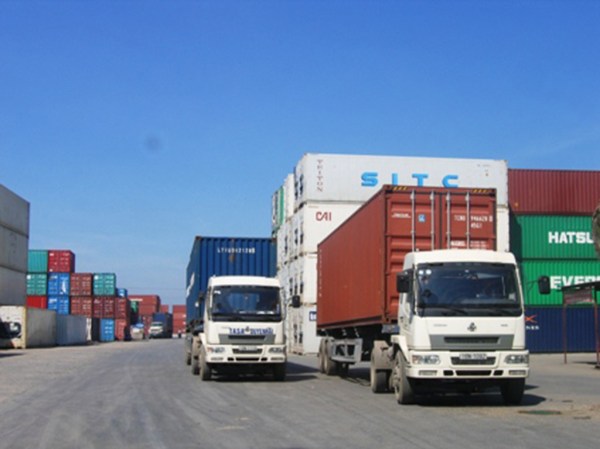 Vận chuyển hàng hóa bằng xe container